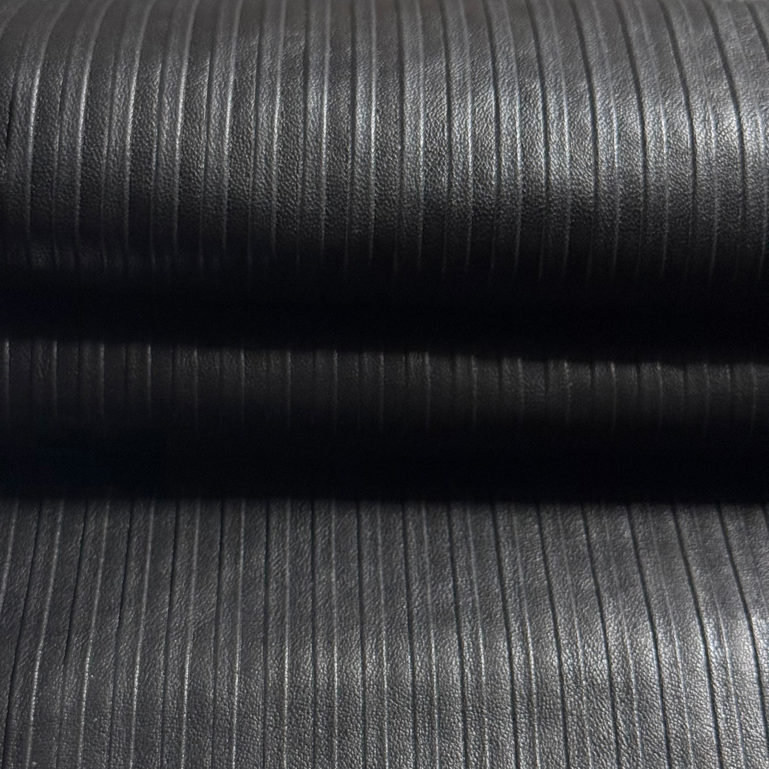 Pleated Embossed Veg Tan Lamb, 2.5 oz | Black