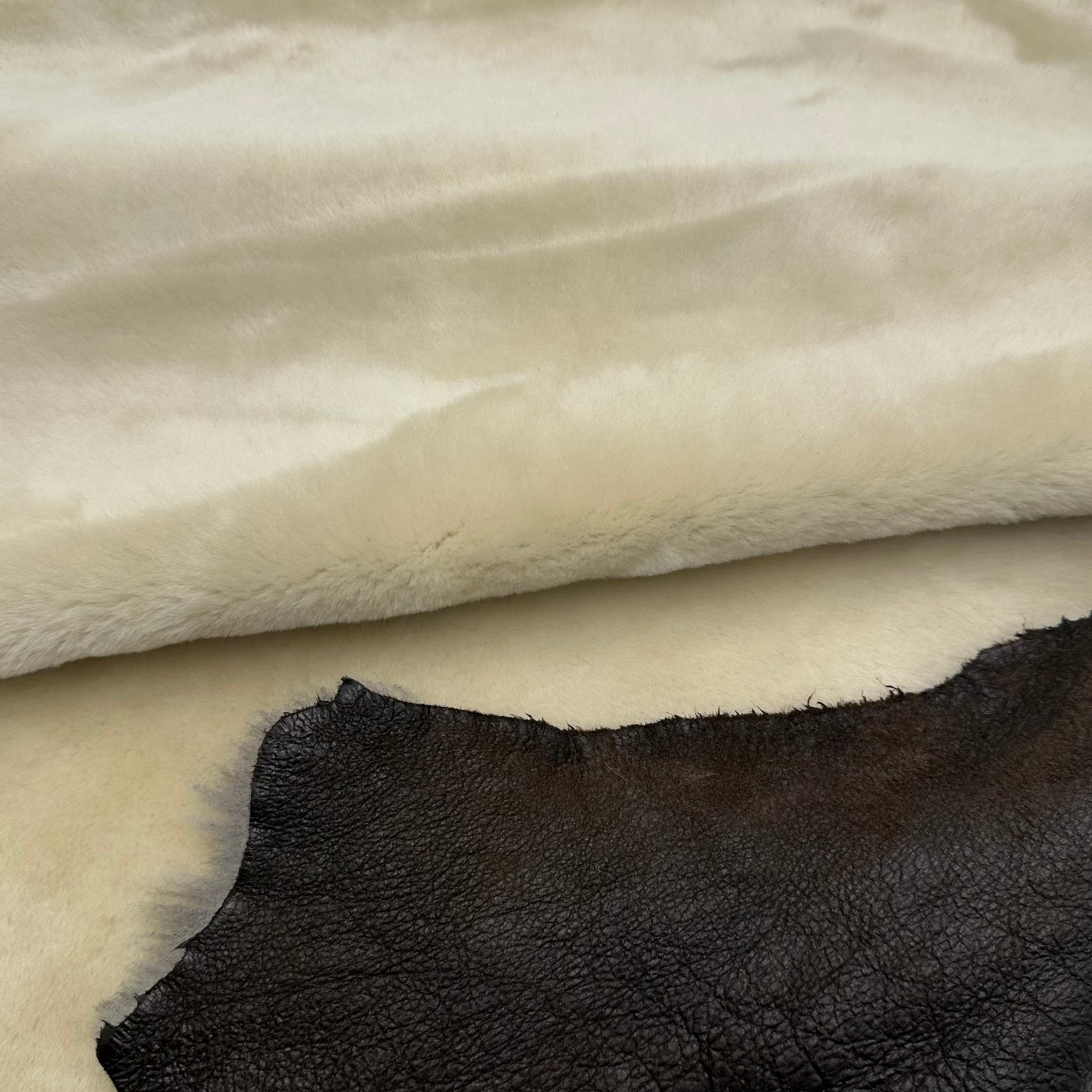 Ironed Merino Shearling 10mm - Natural, Distressed Brown Nappa Back