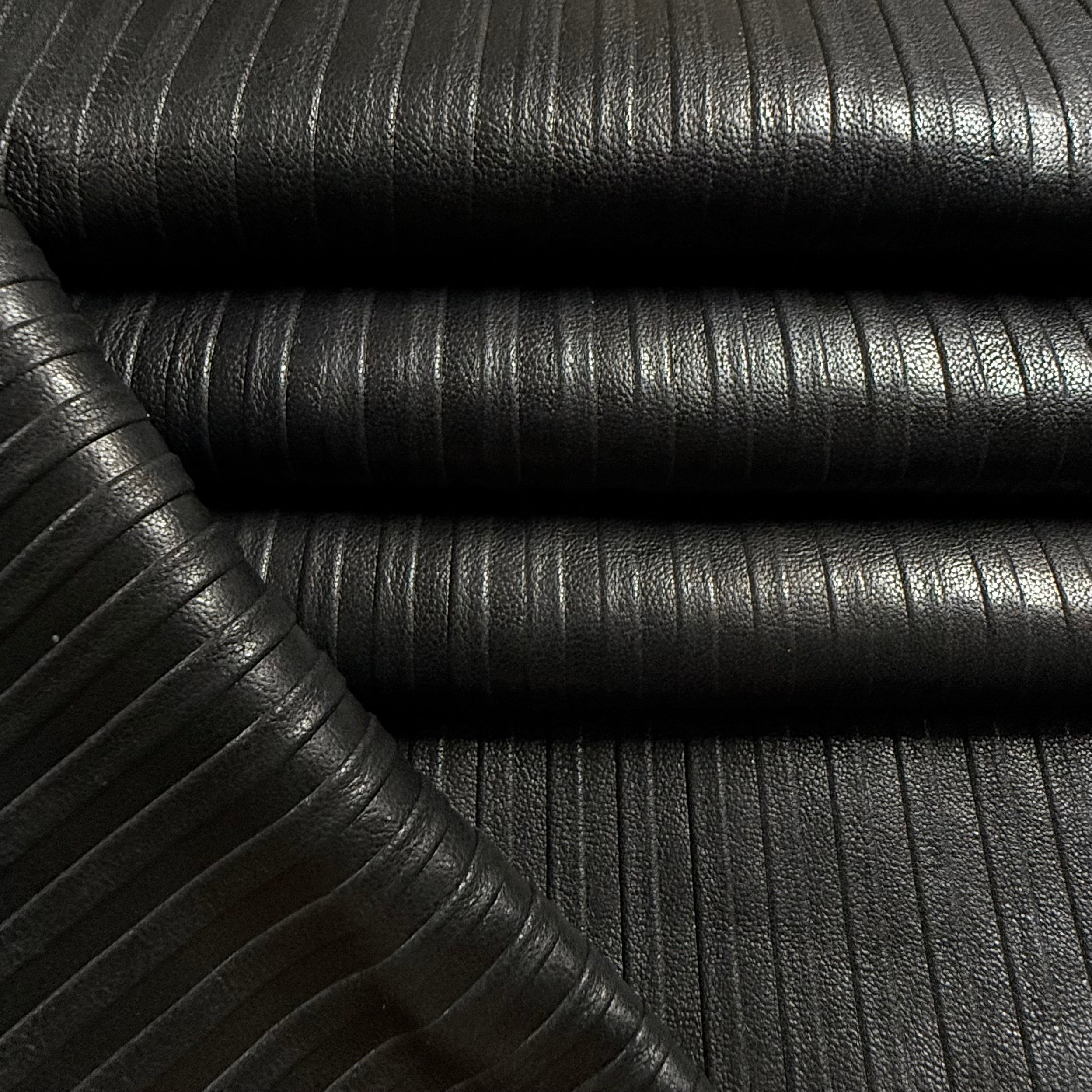 Pleated Embossed Veg Tan Lamb, 2.5 oz | Black