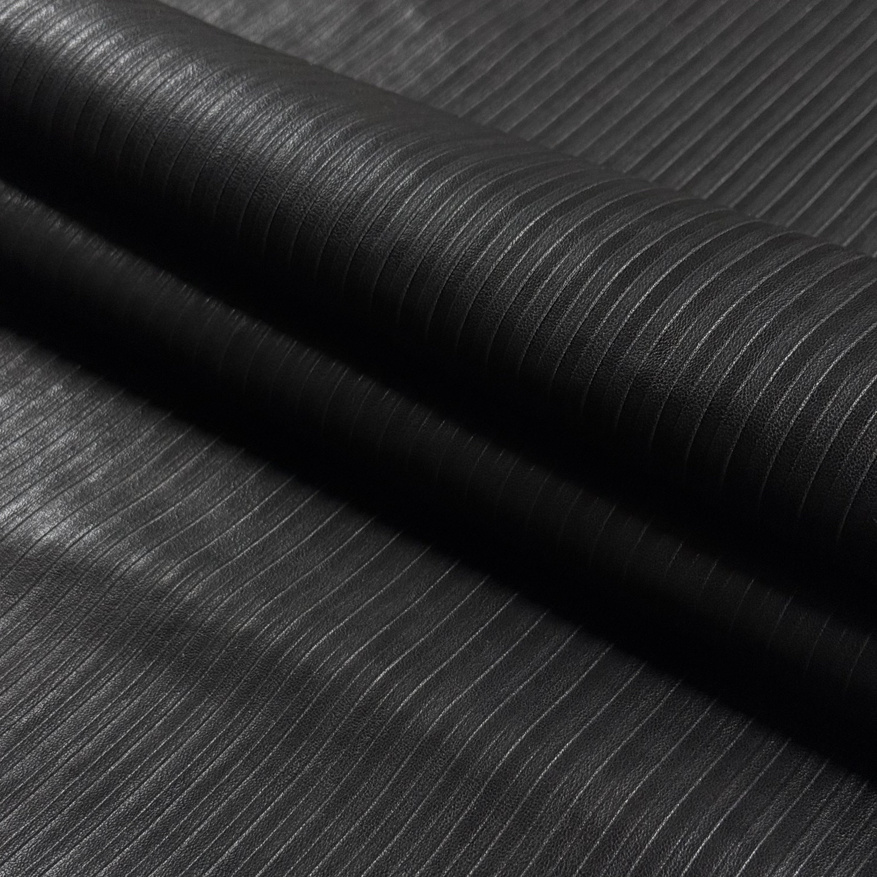 Pleated Embossed Veg Tan Lamb, 2.5 oz | Black