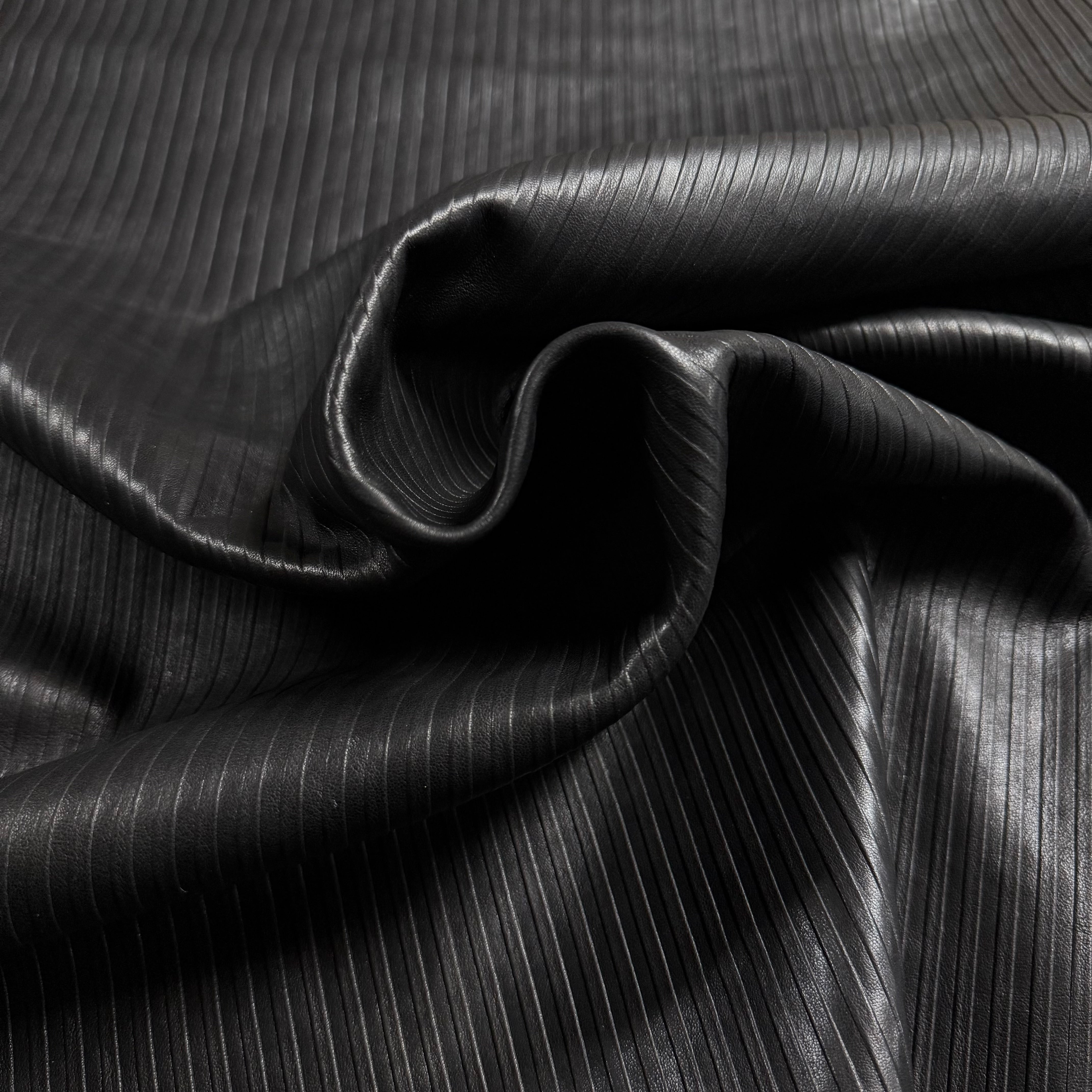 Pleated Embossed Veg Tan Lamb, 2.5 oz | Black