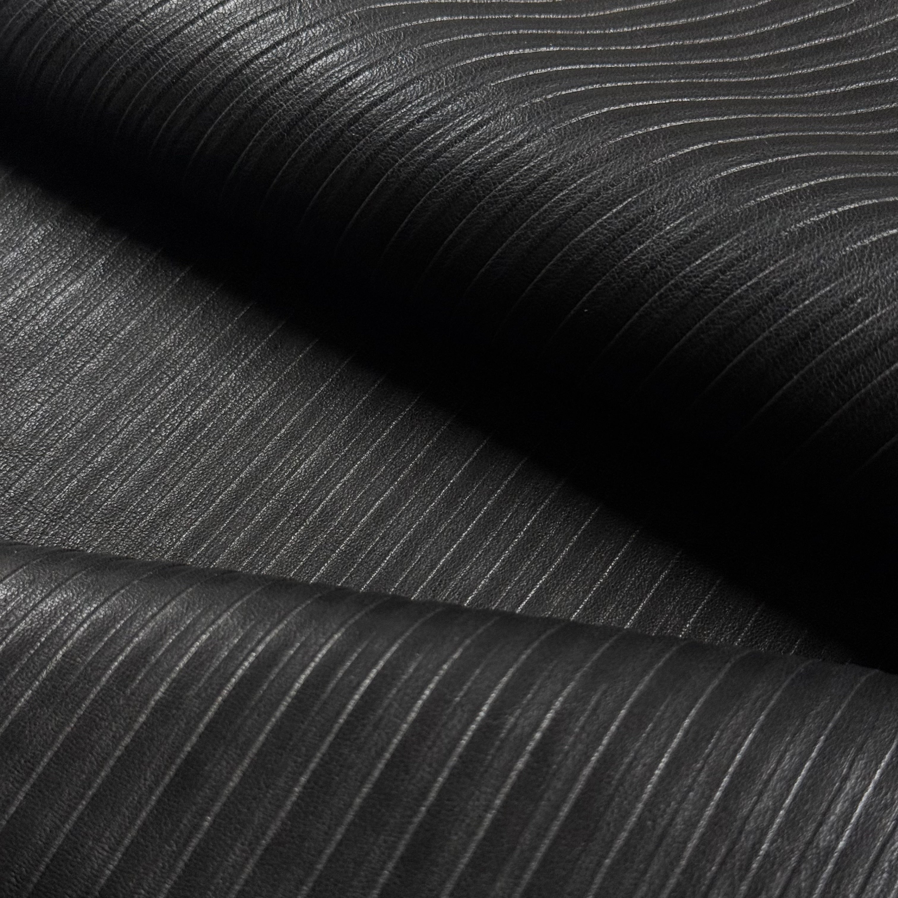 Pleated Embossed Veg Tan Lamb, 2.5 oz | Black