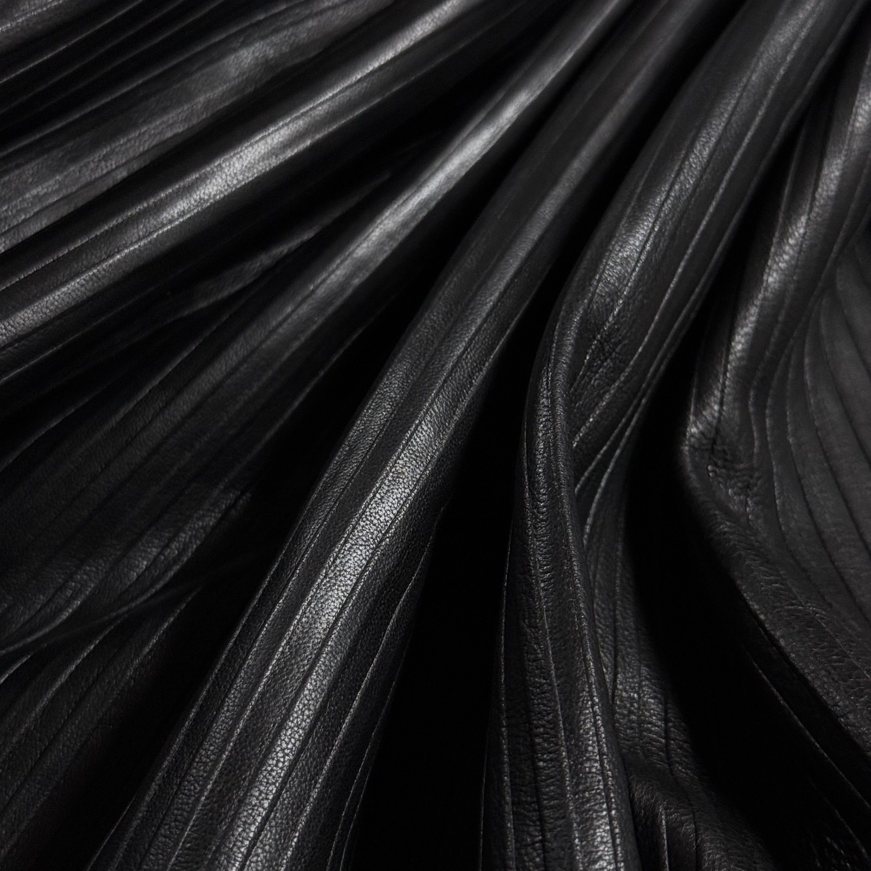 Pleated Embossed Veg Tan Lamb, 2.5 oz | Black